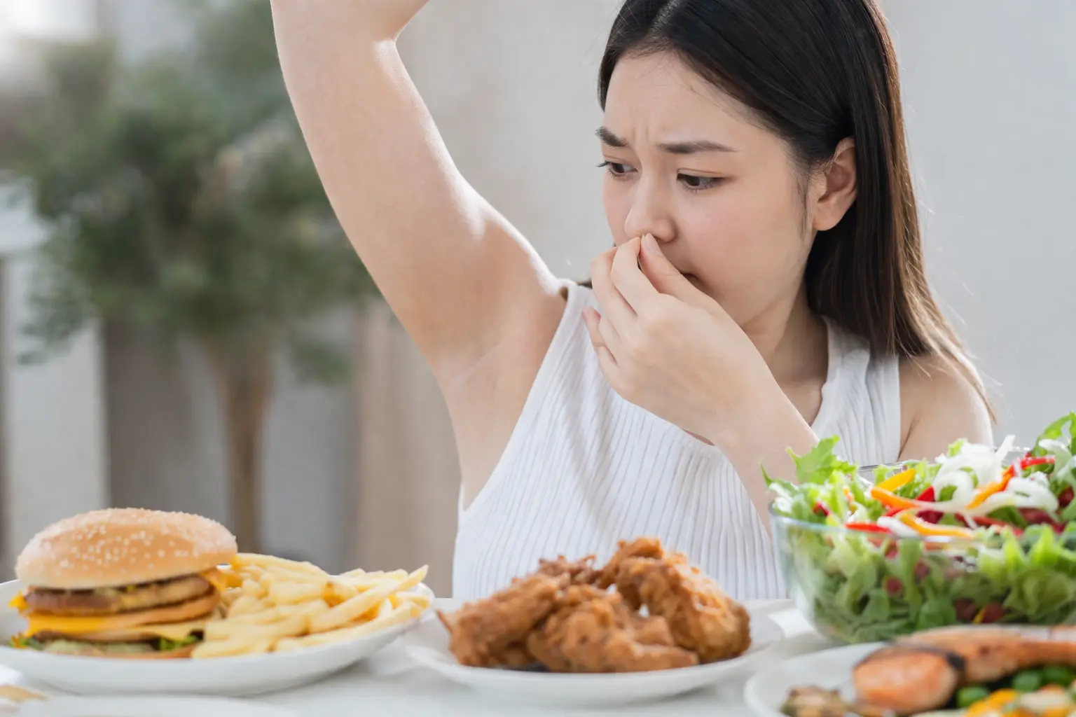 体臭の原因として食生活を疑っている女性